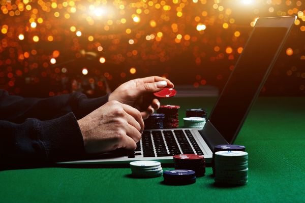 Người dùng Việt Nam chơi game slot trên điện thoại di động tại bty0990